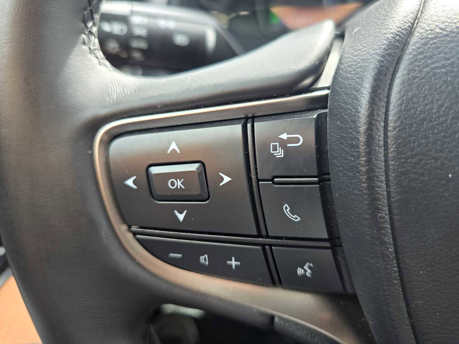 Certified 2024 Lexus UX 250h FWD image 33