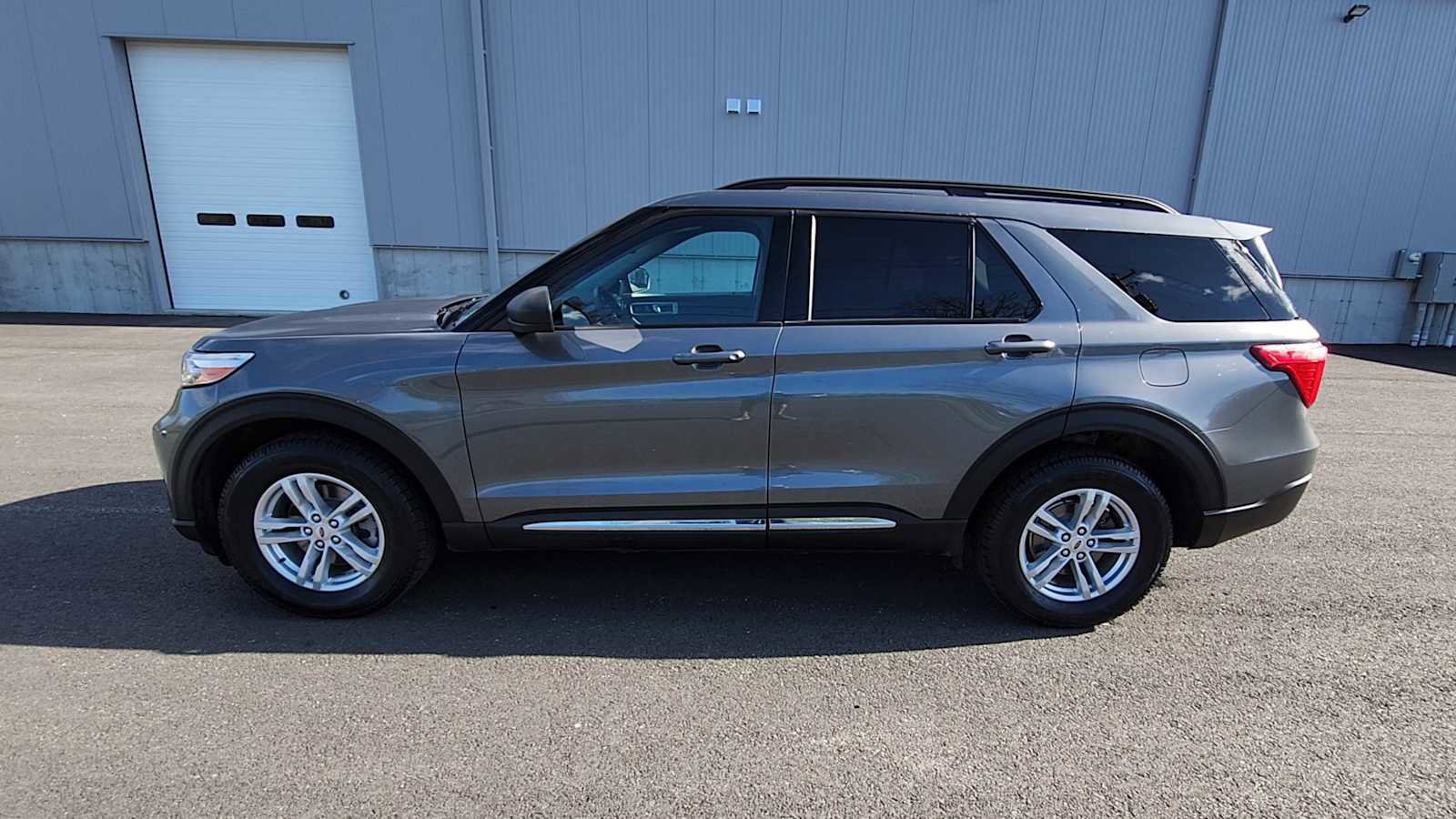 Used 2023 Ford Explorer XLT AWD/4WD image 5