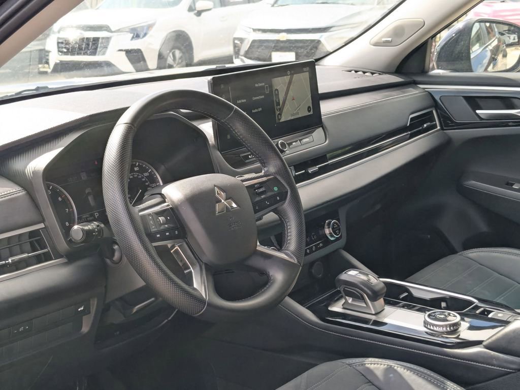 Used 2025 Mitsubishi Outlander SE FWD image 14