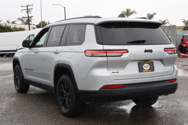 Used 2024 Jeep Grand Cherokee L Laredo image 3