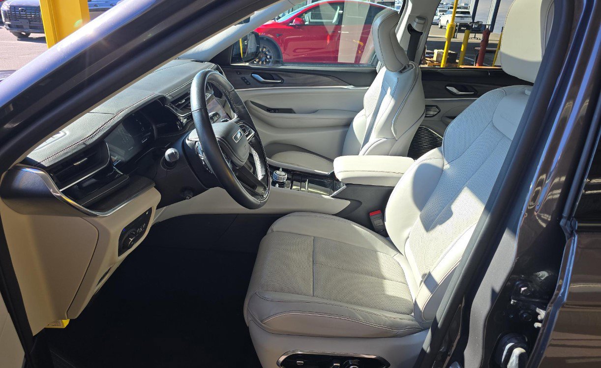 Used 2022 Jeep Grand Cherokee Overland w/ Advanced Protech Group III image 7