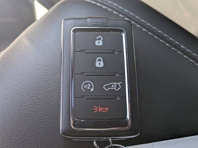 Used 2023 Jeep Grand Cherokee L Laredo image 27