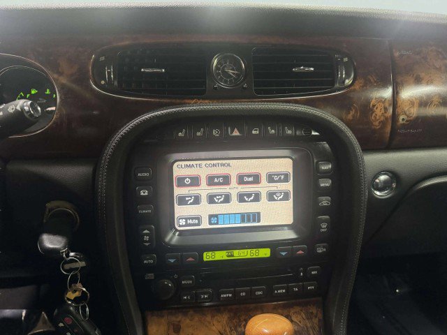 Used 2008 Jaguar XJ8 image 22