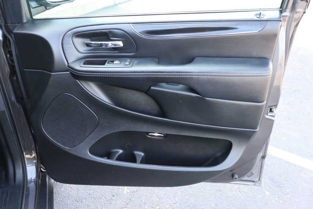 Used 2015 Chrysler Town & Country S w/ Driver Convenience Group FWD image 31