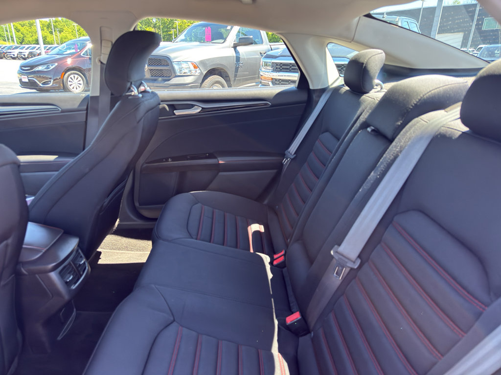 Used 2015 Ford Fusion SE w/ Equipment Group 201A FWD image 32