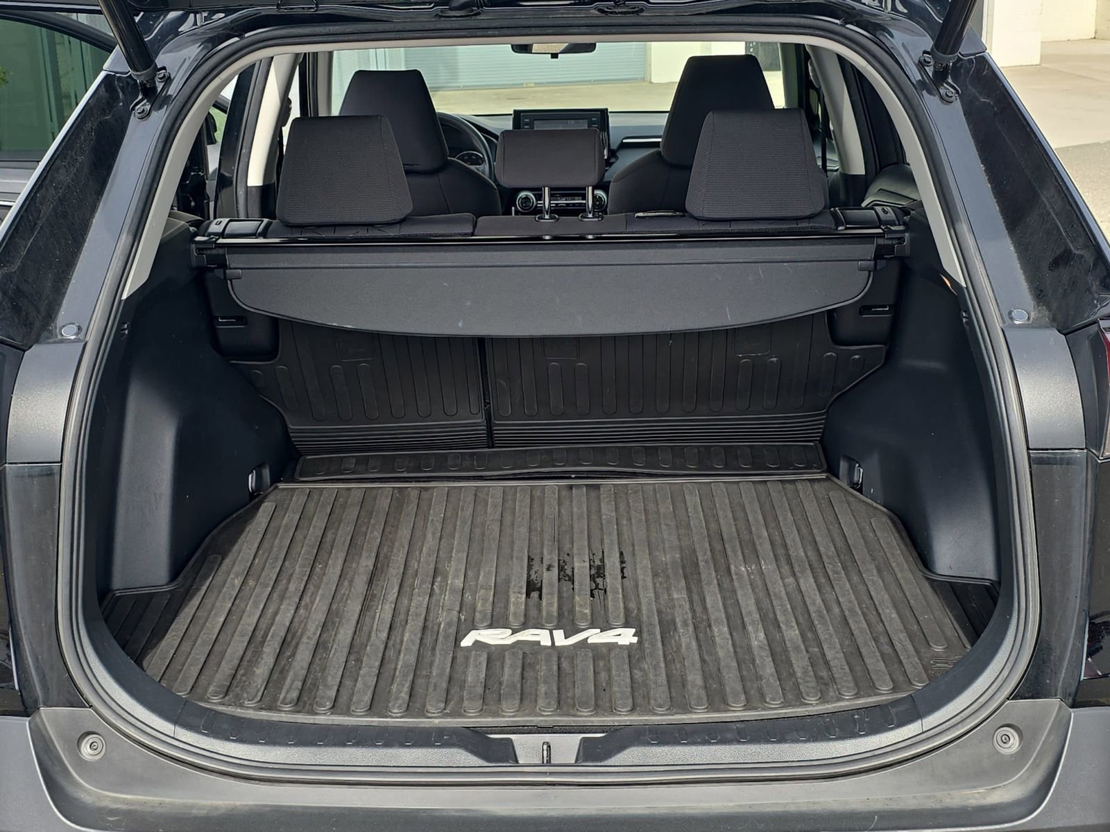 Used 2019 Toyota RAV4 XLE FWD image 16
