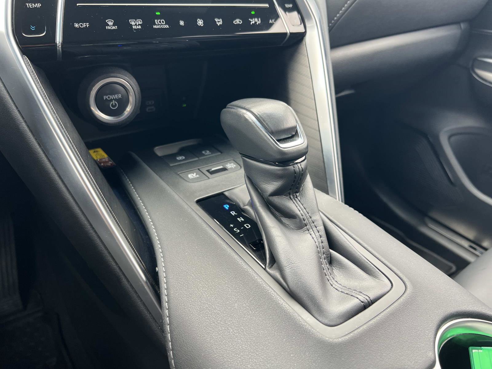 Used 2024 Toyota Venza XLE image 17