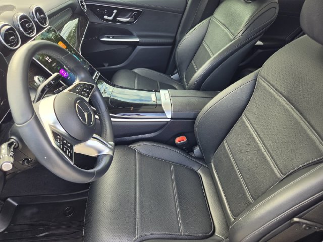 Used 2025 Mercedes-Benz GLC 300 4MATIC image 11