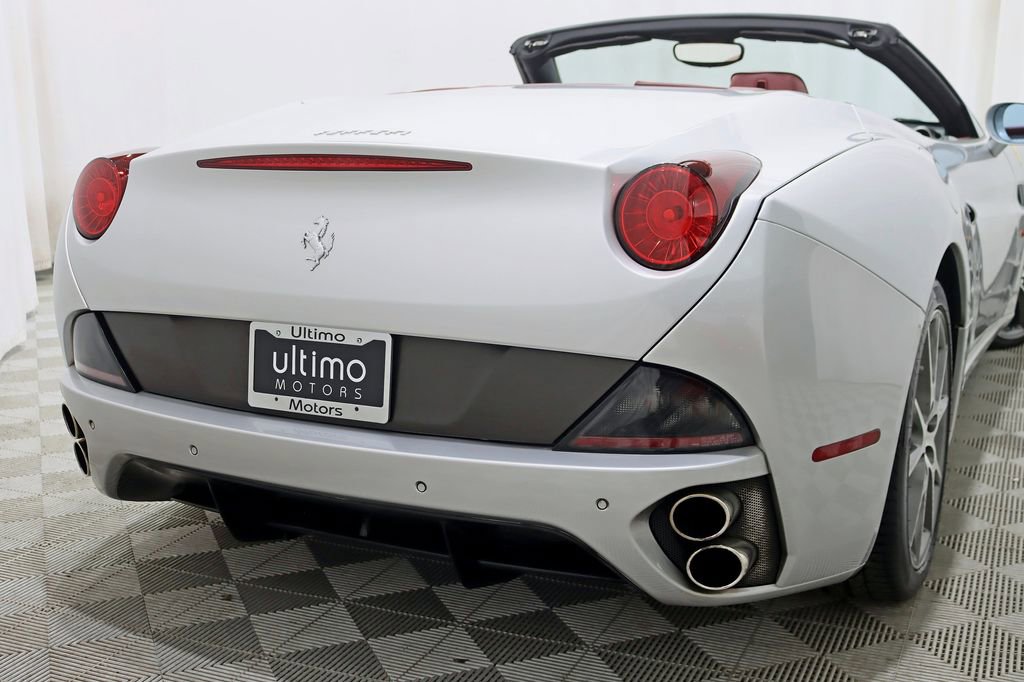 Used 2010 Ferrari California RWD image 16