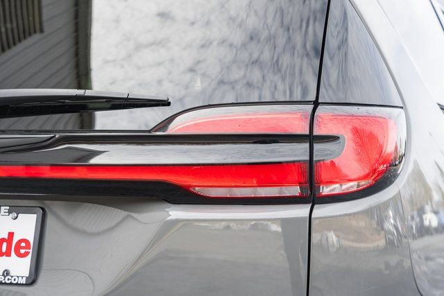 Used 2025 Chrysler Pacifica Limited image 8
