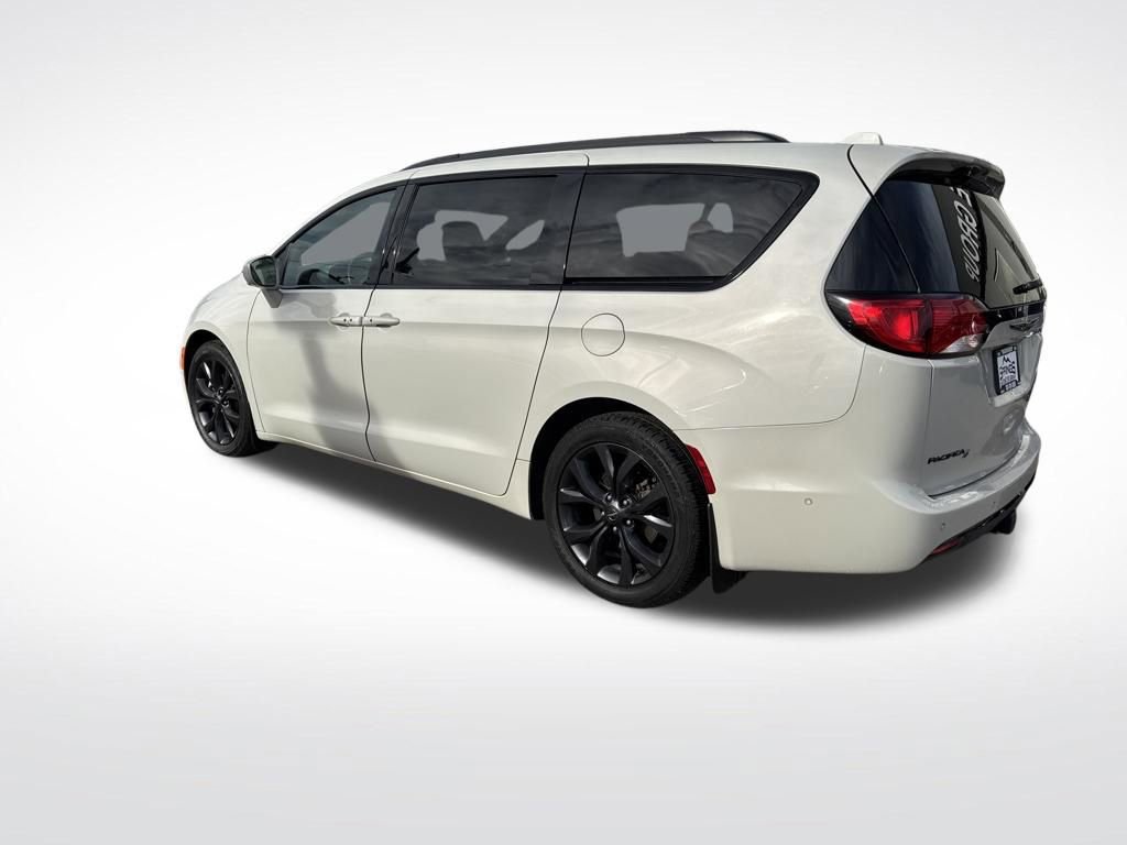 Used 2020 Chrysler Pacifica Touring-L Plus FWD image 3