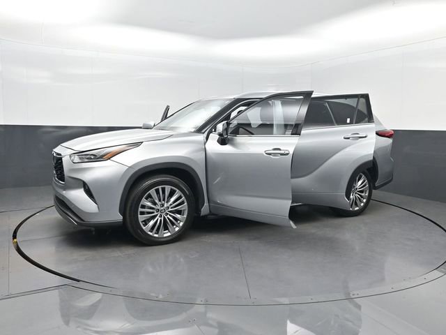Used 2023 Toyota Highlander Platinum FWD image 38