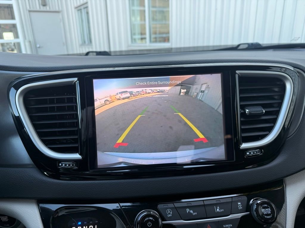 Used 2024 Chrysler Pacifica Touring-L image 25