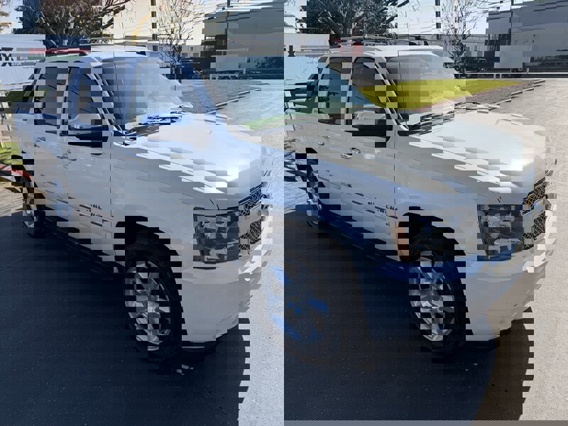 Used 2011 Chevrolet Avalanche LTZ image 3