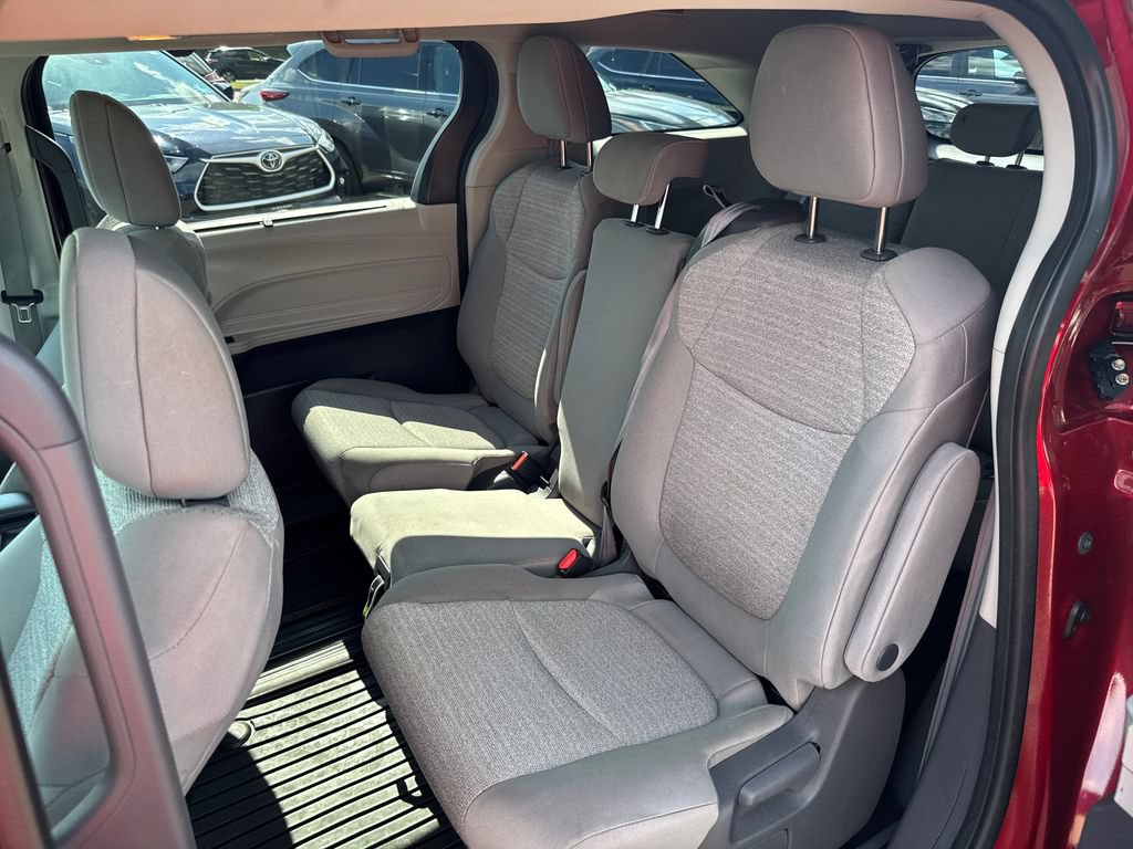 Used 2021 Toyota Sienna LE AWD/4WD image 33