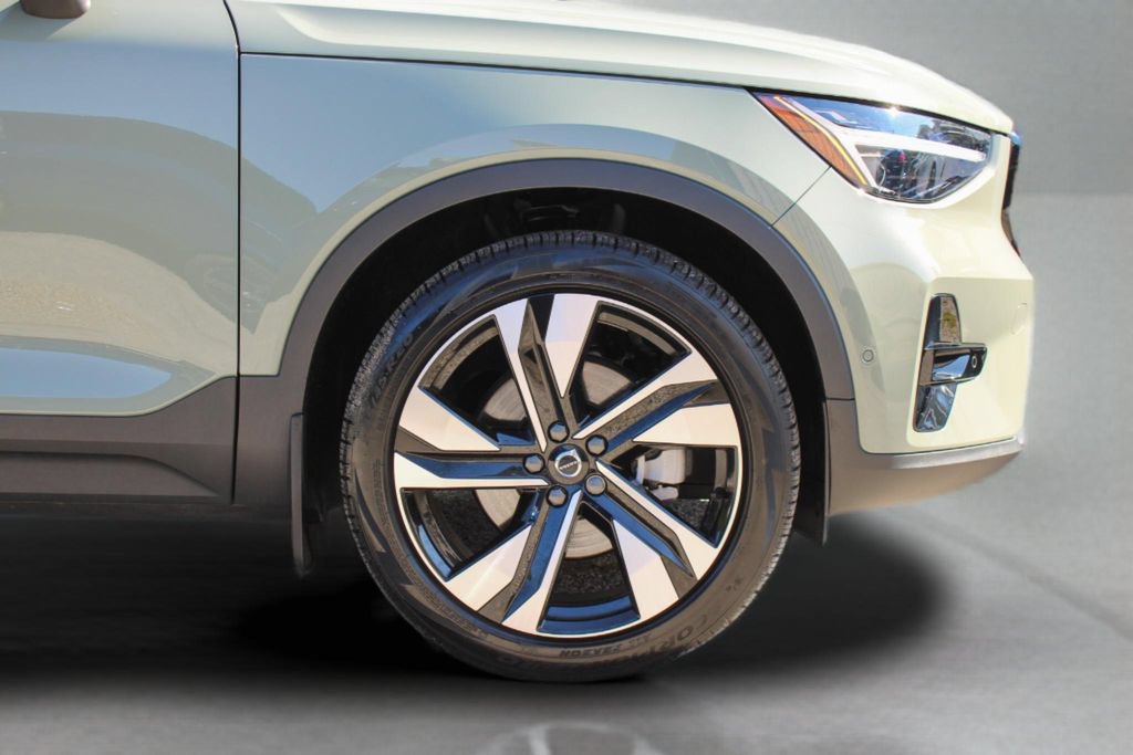 Certified 2025 Volvo XC40 B5 Ultra w/ Protection Package Premier AWD/4WD image 14