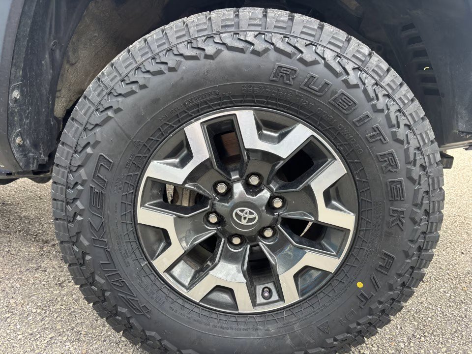 Used 2023 Toyota Tacoma TRD Off-Road w/ TRD Premium Off Road Package AWD/4WD image 32