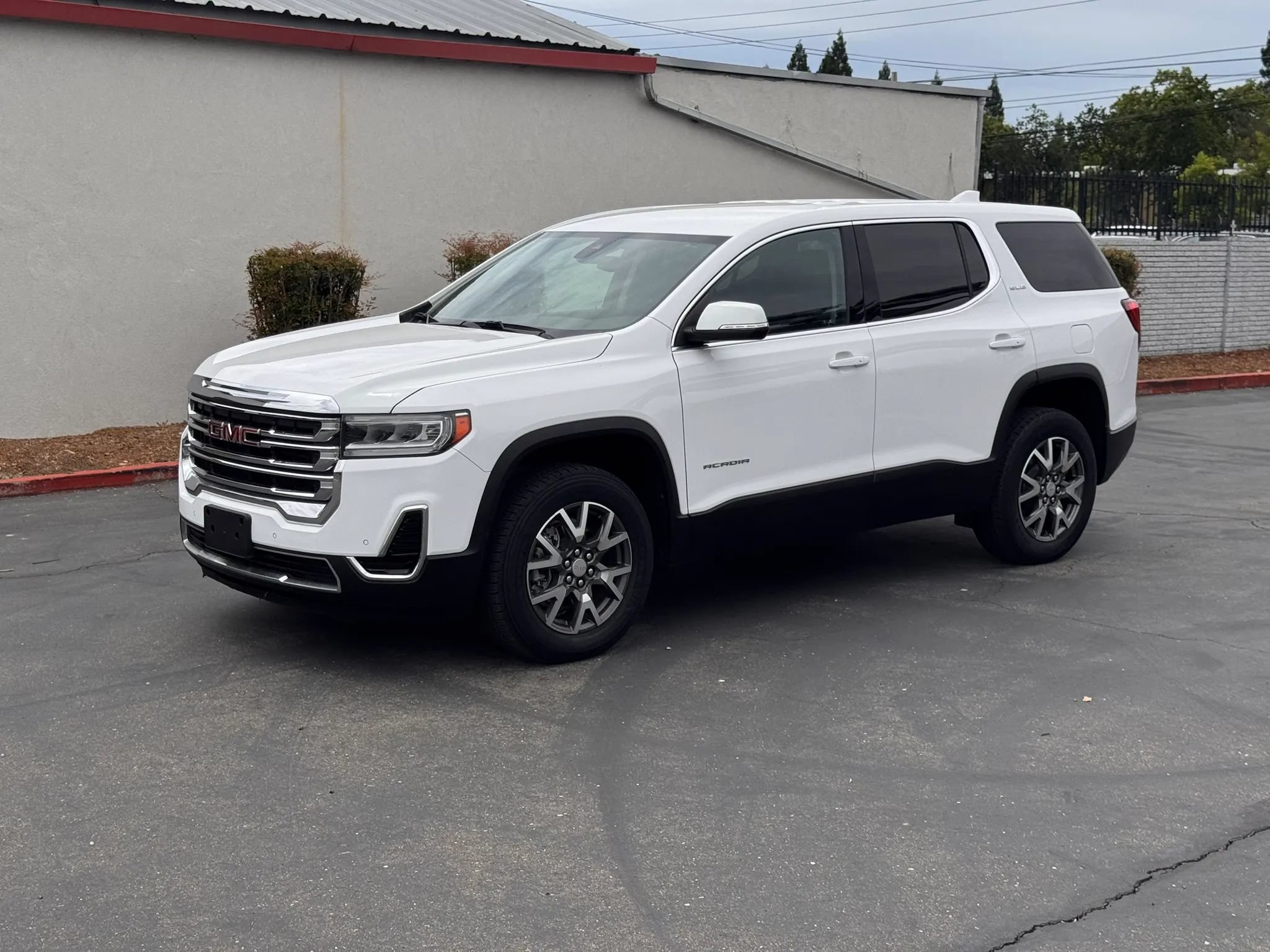 Used 2022 GMC Acadia SLE FWD image 2