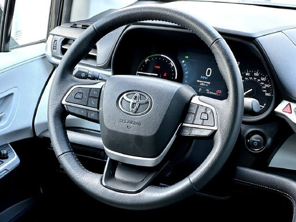 Used 2025 Toyota Sienna XLE FWD image 31