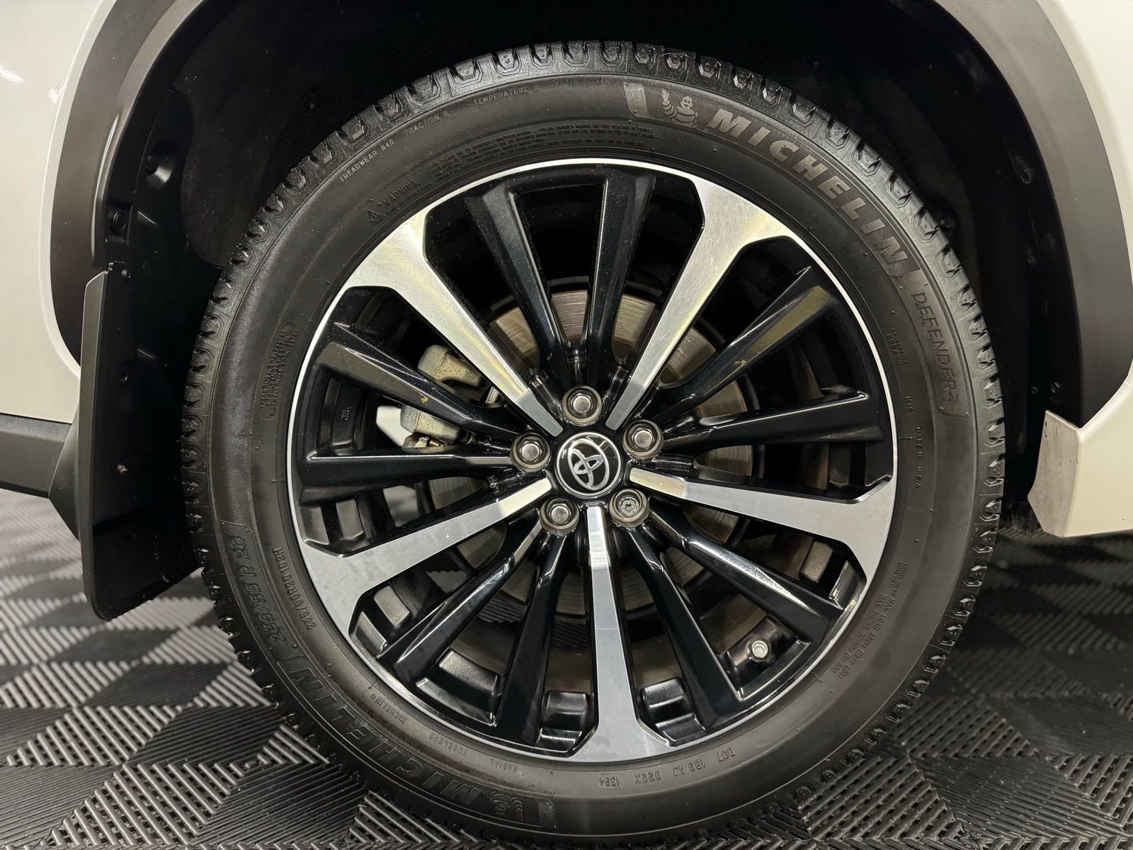 Used 2022 Toyota Highlander XSE FWD image 9