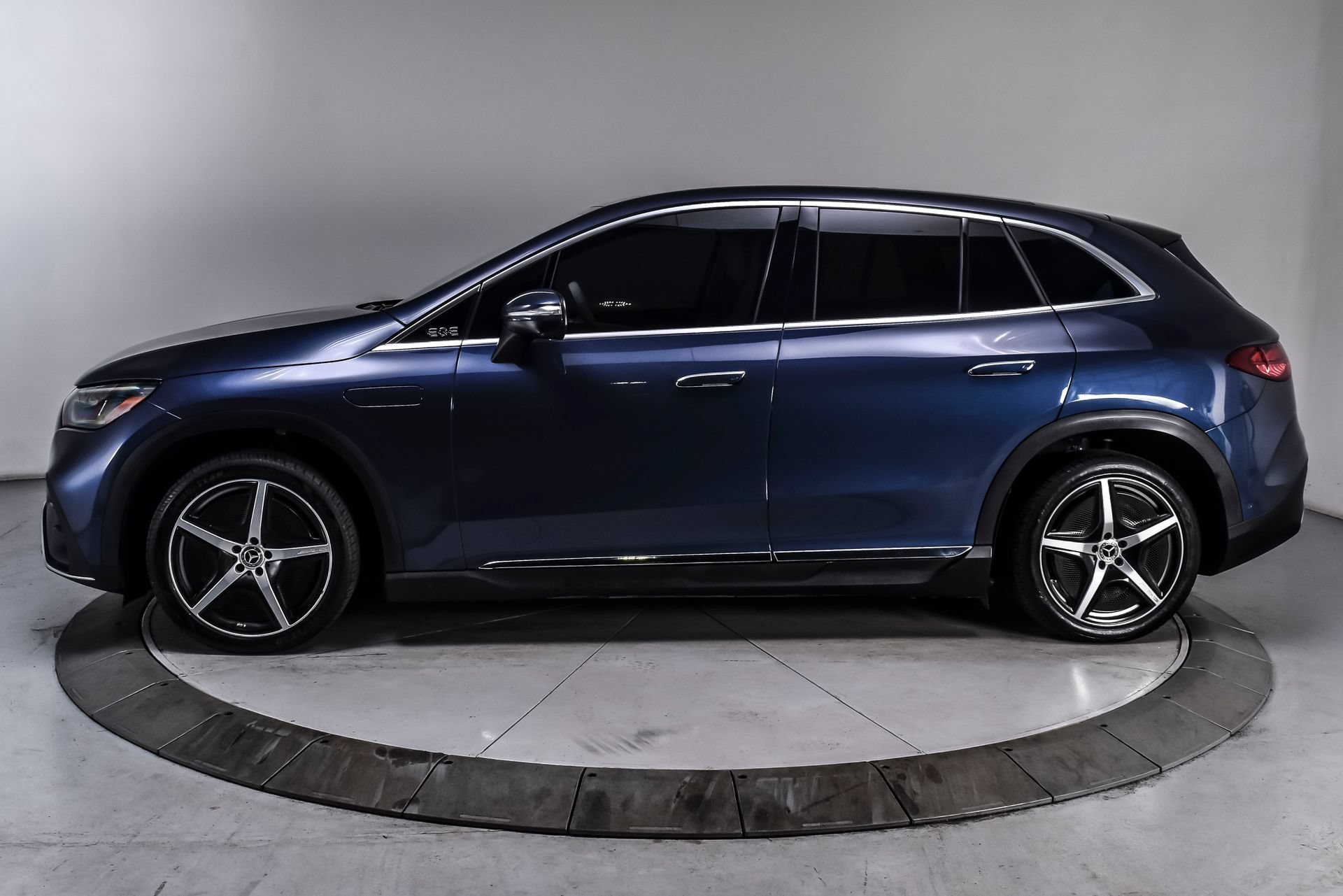 Used 2023 Mercedes-Benz EQE 500 4MATIC SUV image 3
