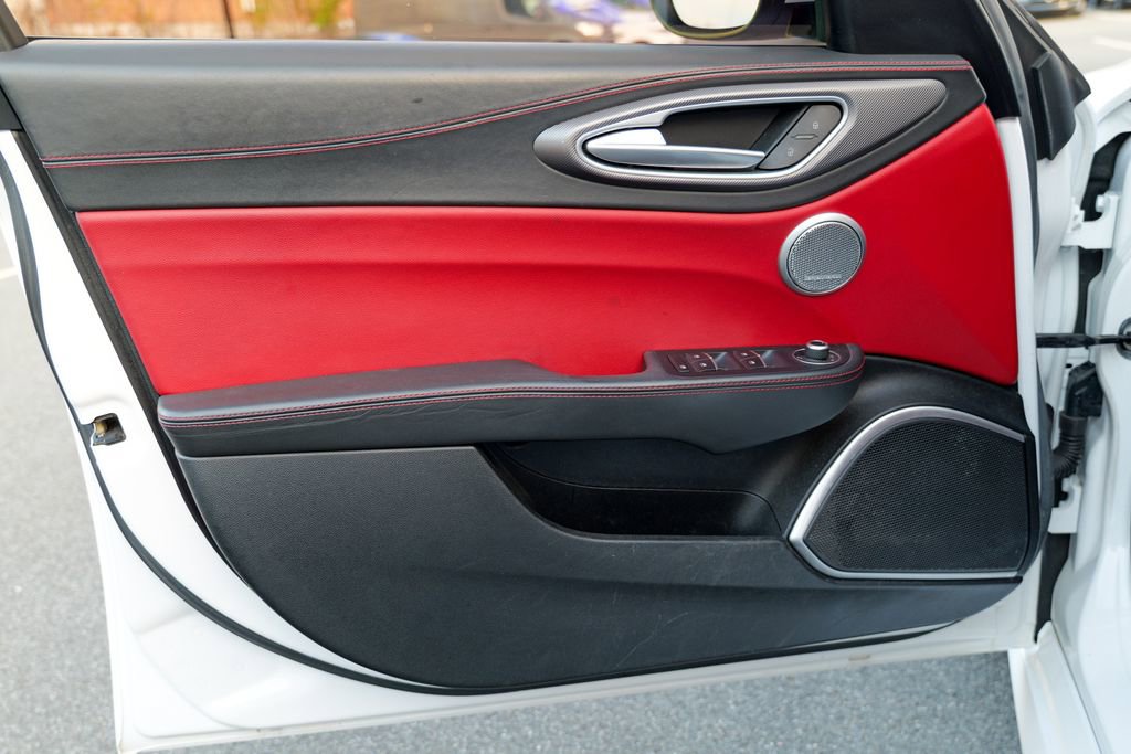 Used 2017 Alfa Romeo Giulia Ti w/ TI 19" Sport Package AWD/4WD image 17