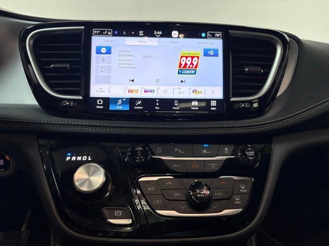 Used 2025 Chrysler Pacifica Limited image 19
