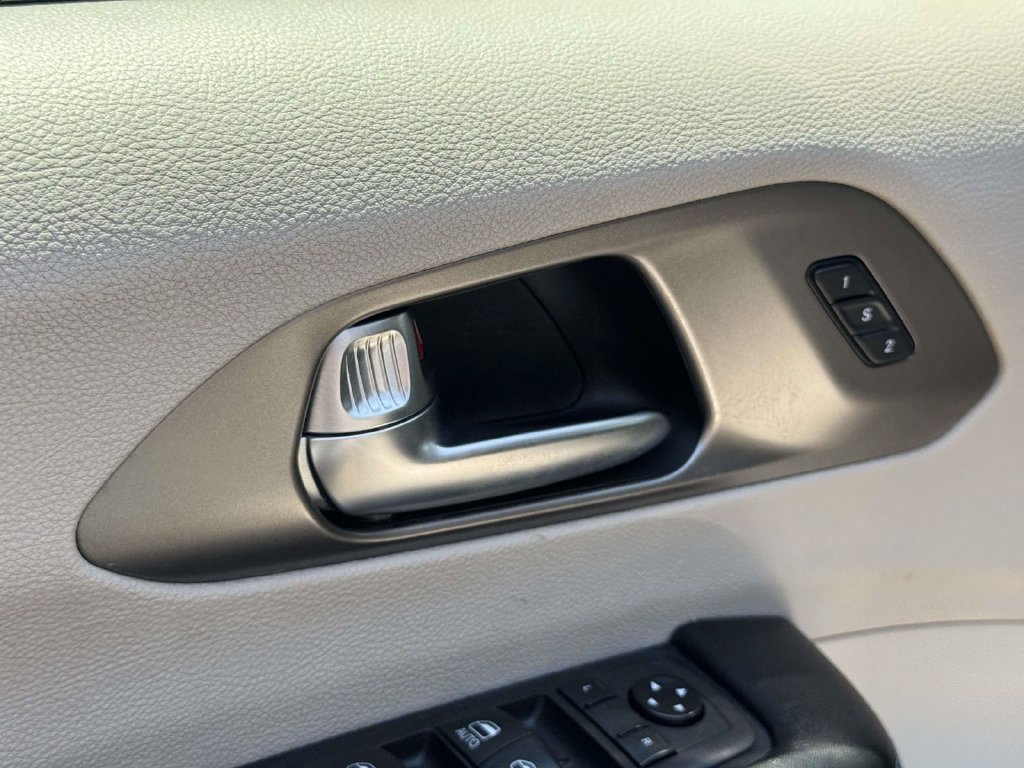 Used 2021 Chrysler Pacifica Touring-L FWD image 17