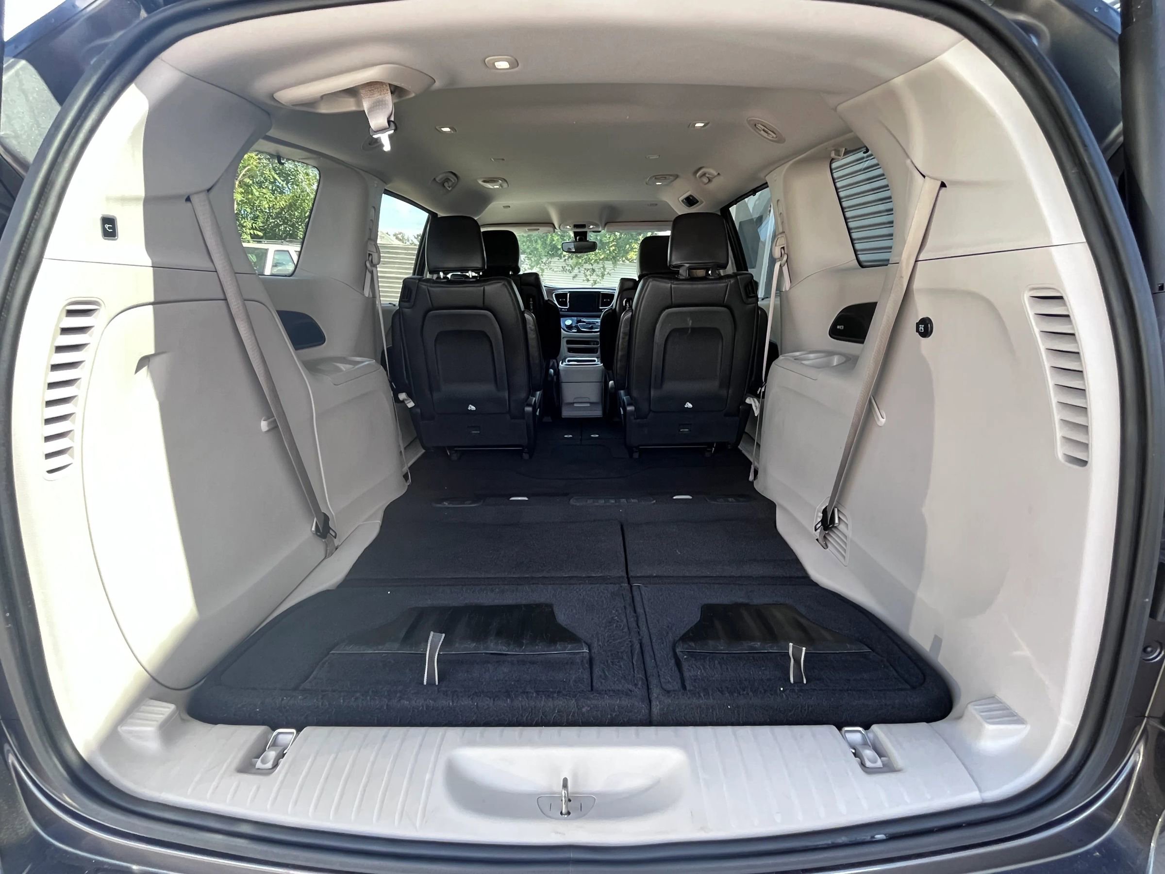 Used 2017 Chrysler Pacifica Touring-L Plus w/ Tire & Wheel Group FWD image 31