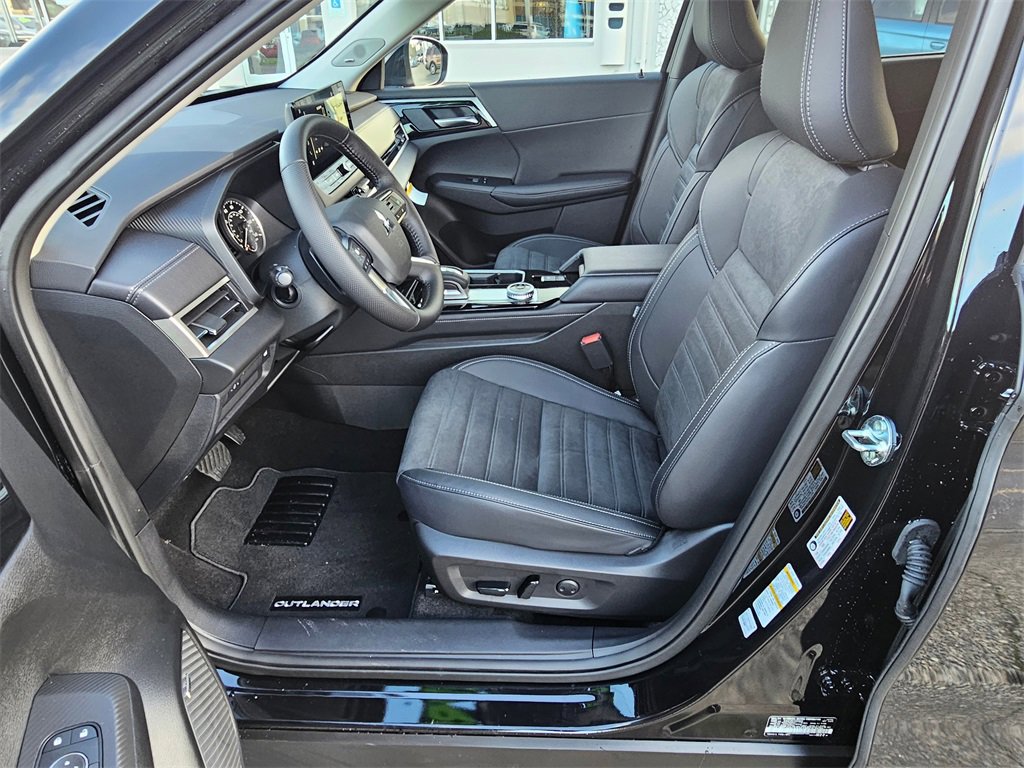 New 2025 Mitsubishi Outlander SE image 16