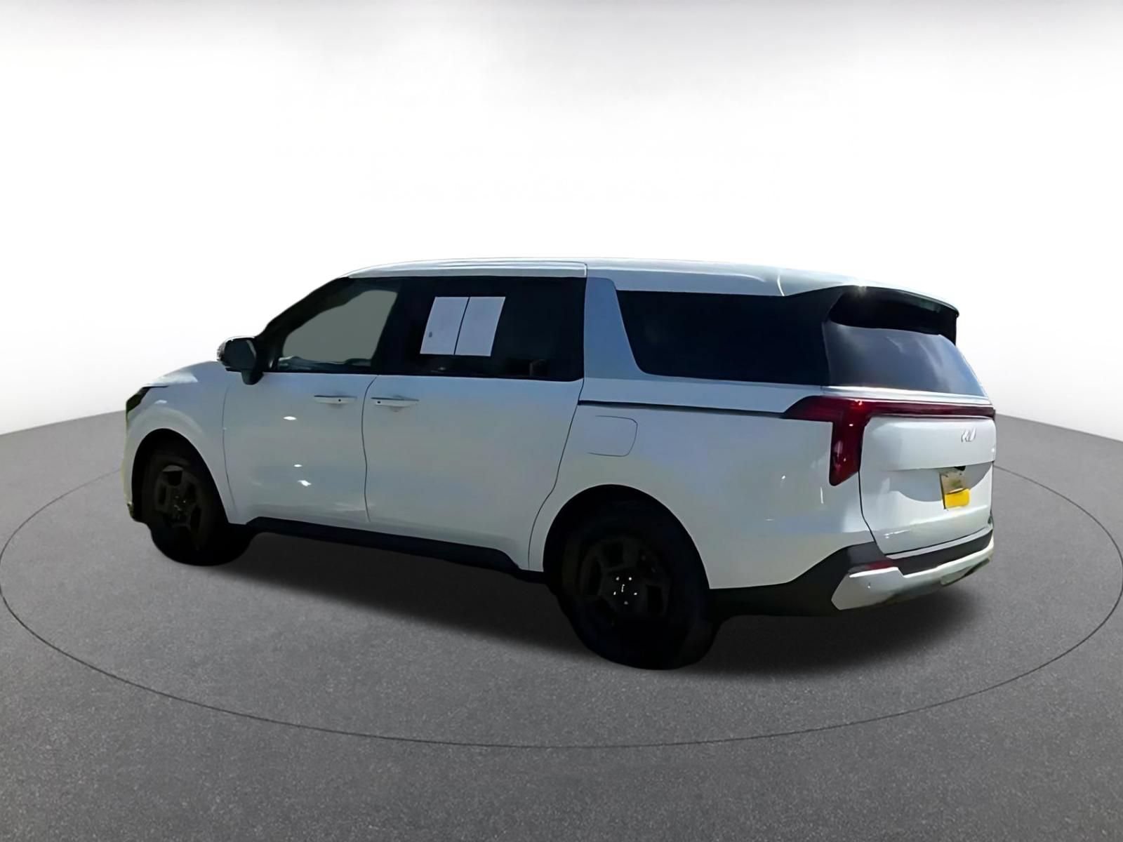 Used 2026 Kia Carnival FWD image 9