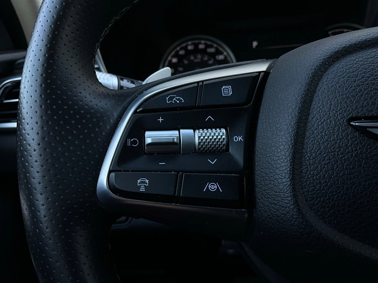 Used 2025 Genesis G70 2.5T image 36