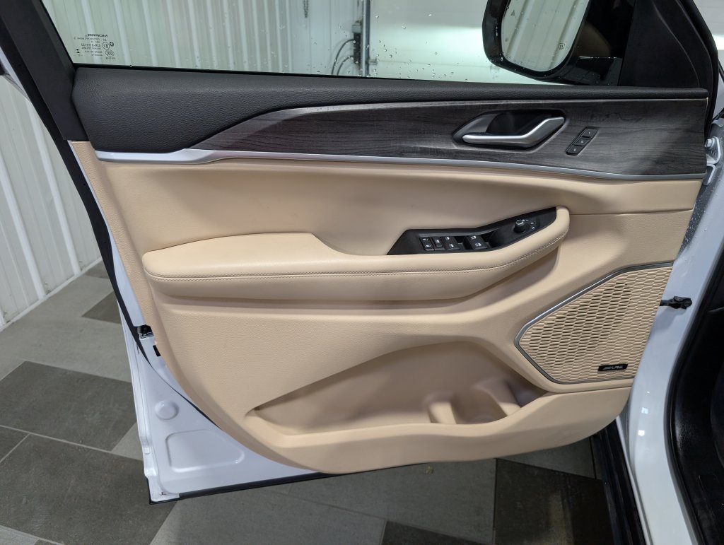 Used 2023 Jeep Grand Cherokee 4WD 4xe w/ Luxury Tech Group II image 13