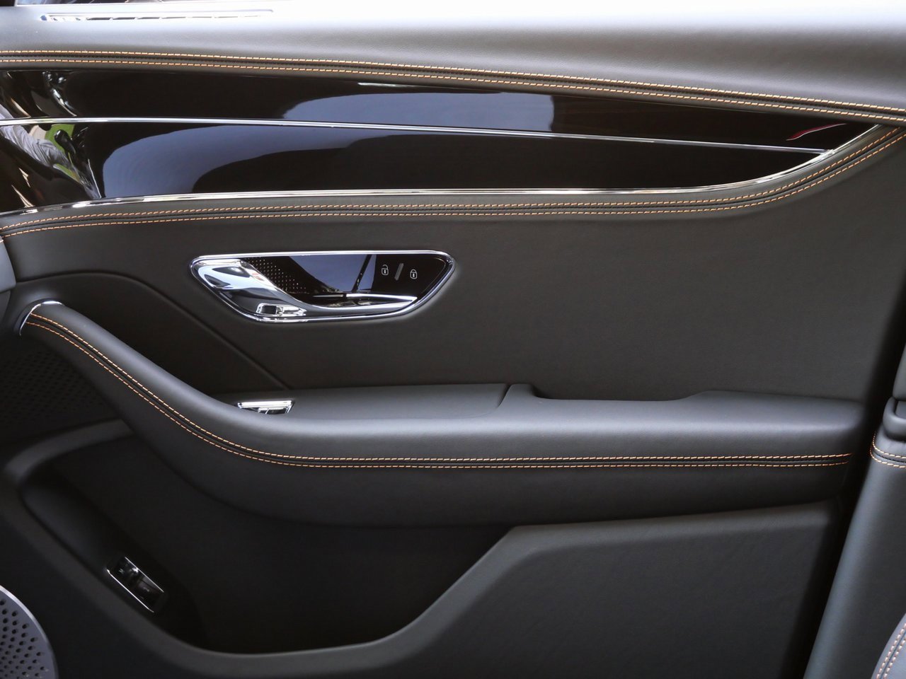 New 2025 Bentley Flying Spur Plug-In Hybrid image 17