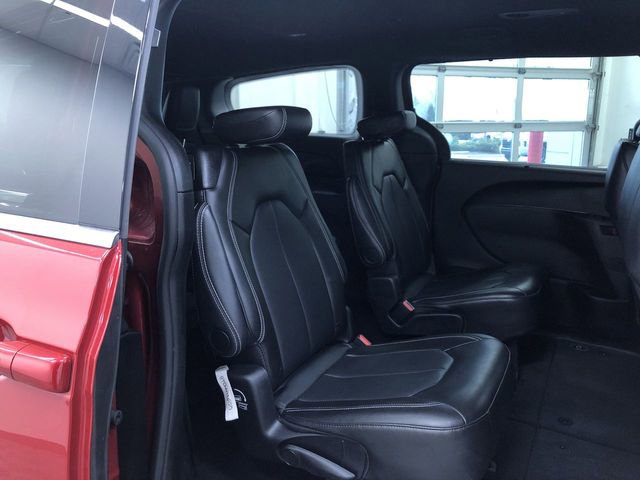 Used 2025 Chrysler Pacifica Select image 22