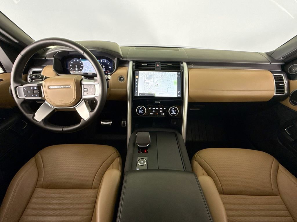 Used 2024 Land Rover Discovery Metropolitan Edition image 9