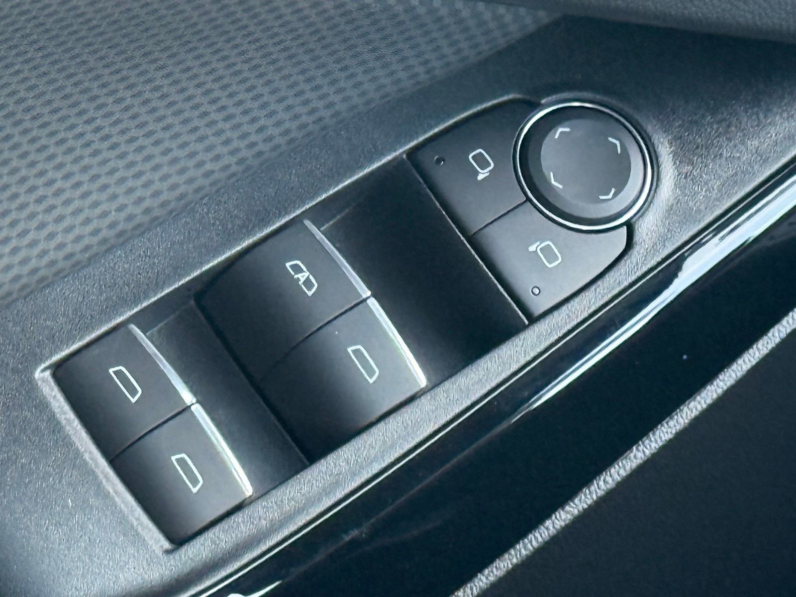 Used 2025 Chevrolet Equinox RS image 35