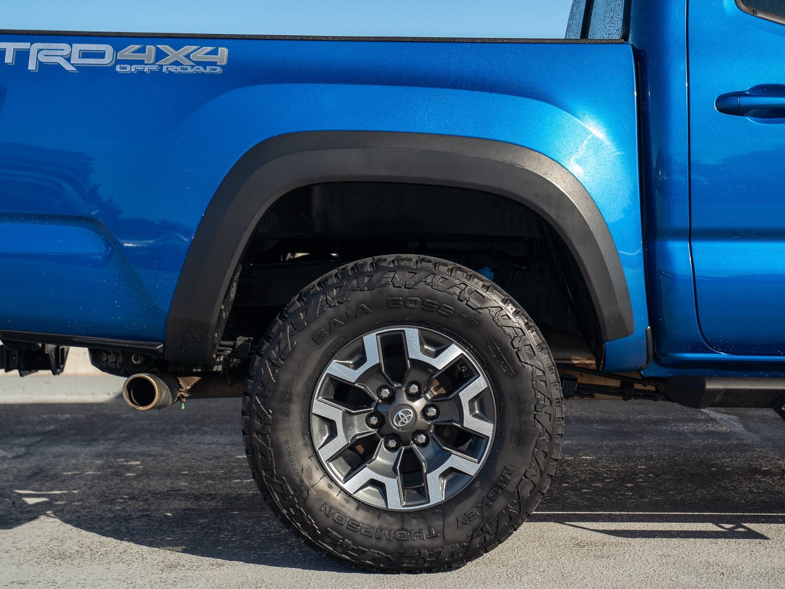 Used 2017 Toyota Tacoma TRD Off-Road w/ Premium & Technology Package AWD/4WD image 14