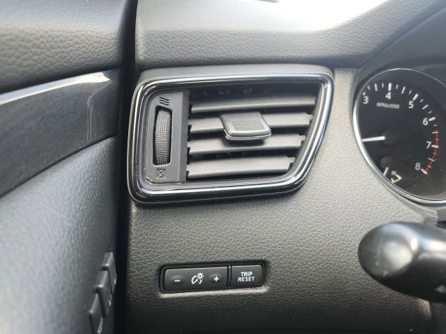 Used 2018 Nissan Rogue SV w/ Premium Package FWD image 40