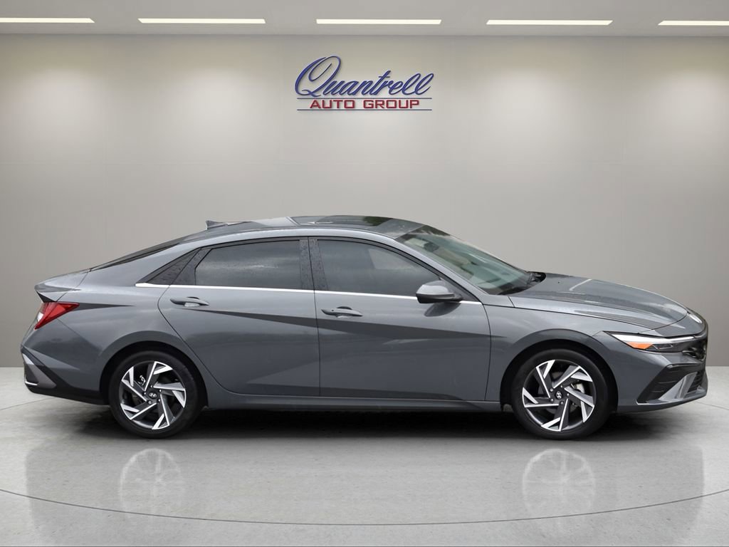 Used 2024 Hyundai Elantra SEL w/ Convenience Package image 3