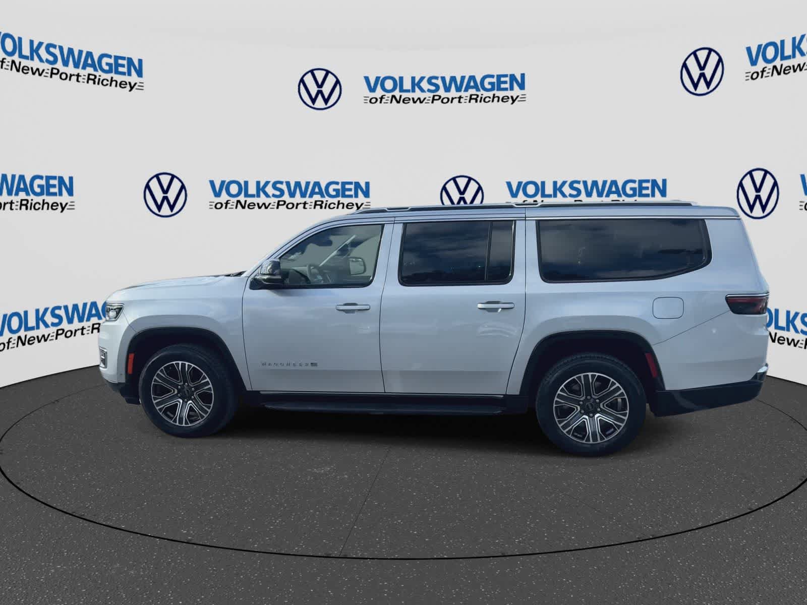 Used 2025 Jeep Wagoneer L Series II AWD/4WD image 5