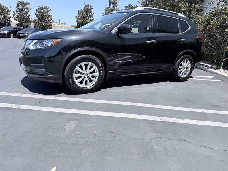 Used 2018 Nissan Rogue SV w/ Premium Package FWD image 5