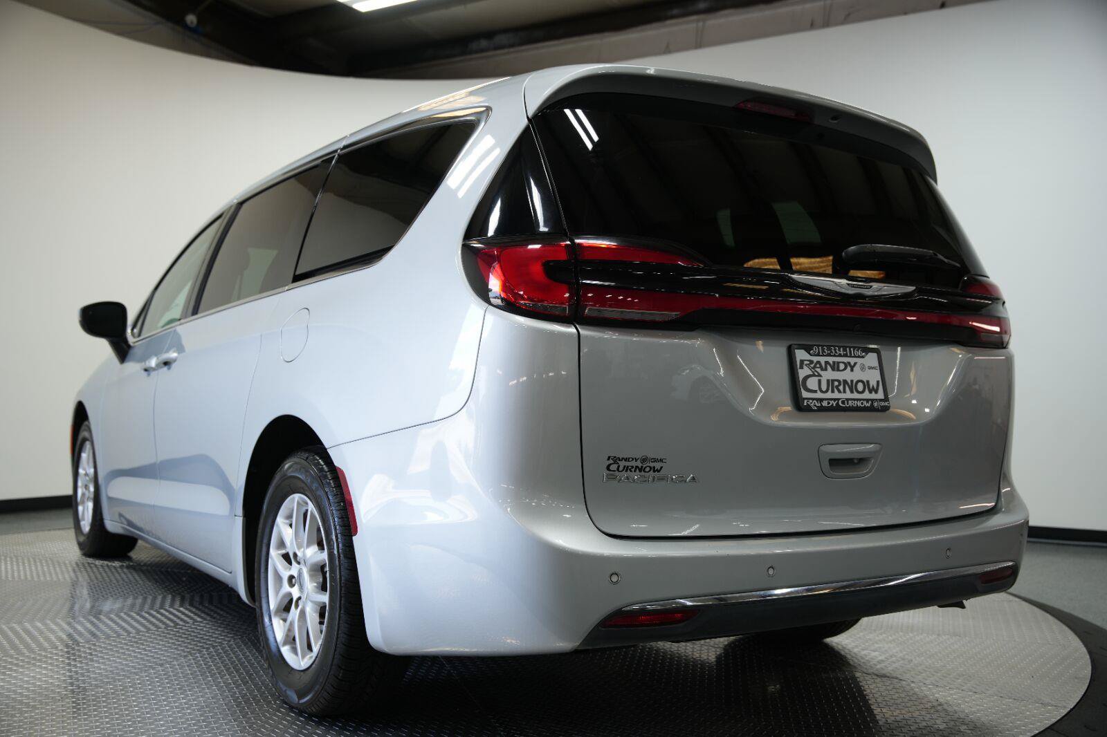 Used 2023 Chrysler Pacifica Touring-L FWD image 23