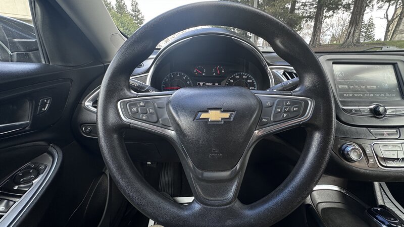 Used 2017 Chevrolet Malibu LT FWD image 12