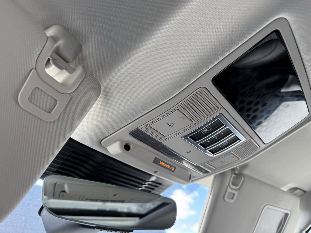 Used 2024 Land Rover Discovery S image 33