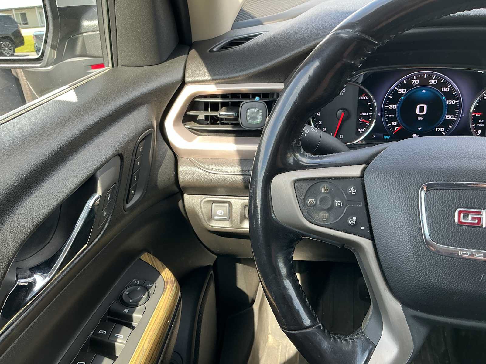 Used 2018 GMC Acadia Denali w/ Technology Package AWD/4WD image 8