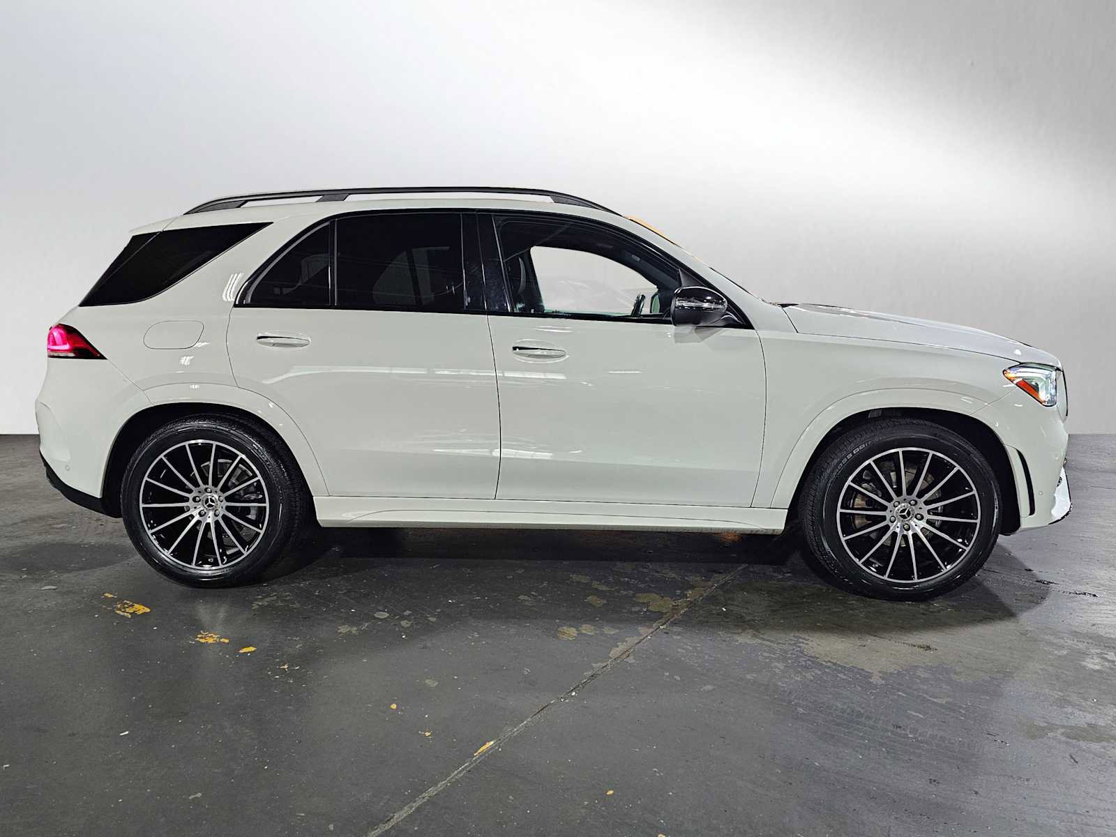 Used 2022 Mercedes-Benz GLE 350 w/ AMG Line Exterior image 2