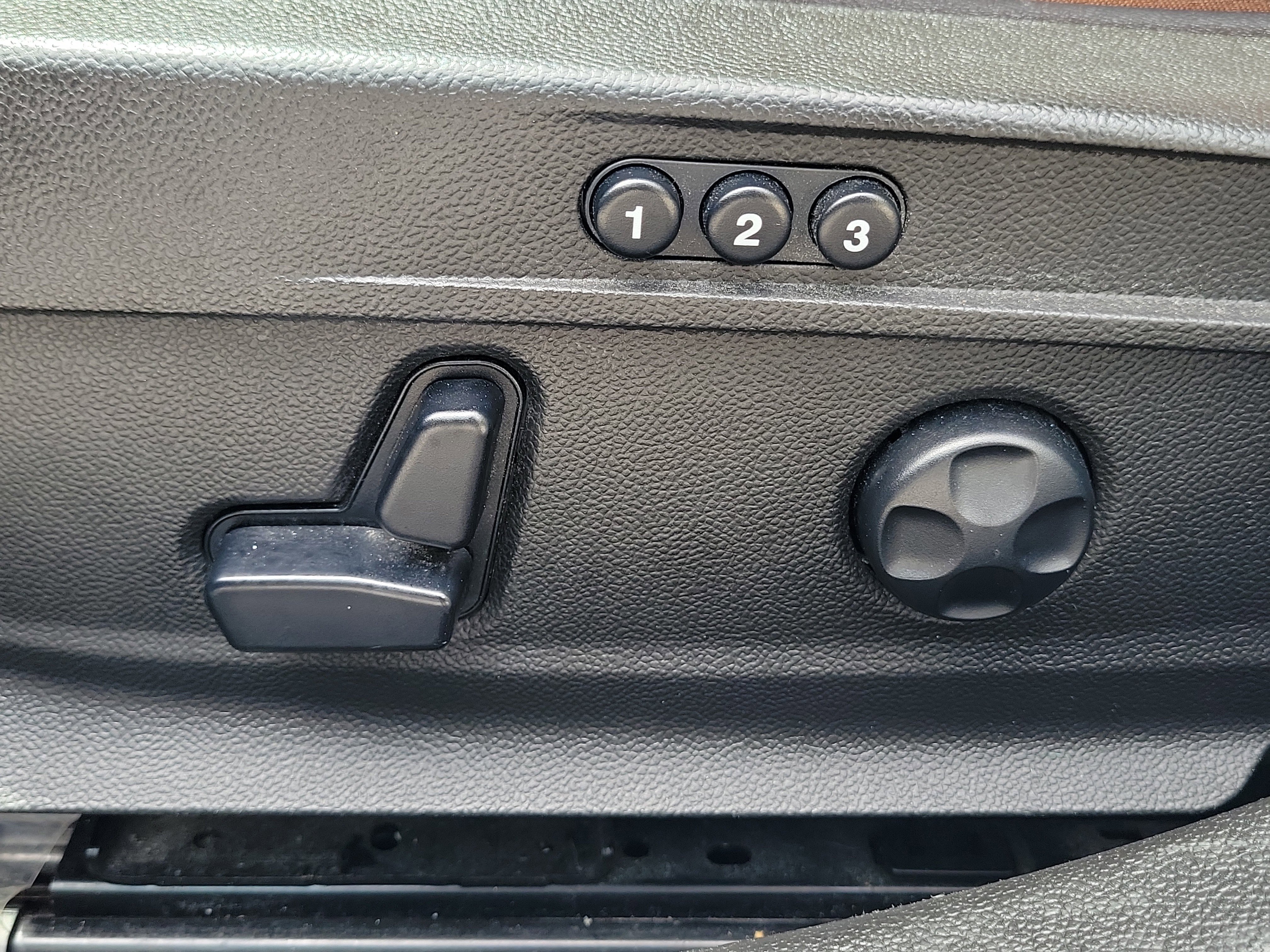 Used 2019 Alfa Romeo Giulia AWD w/ Cold Weather Package image 23