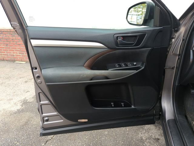 Used 2019 Toyota Highlander LE image 12