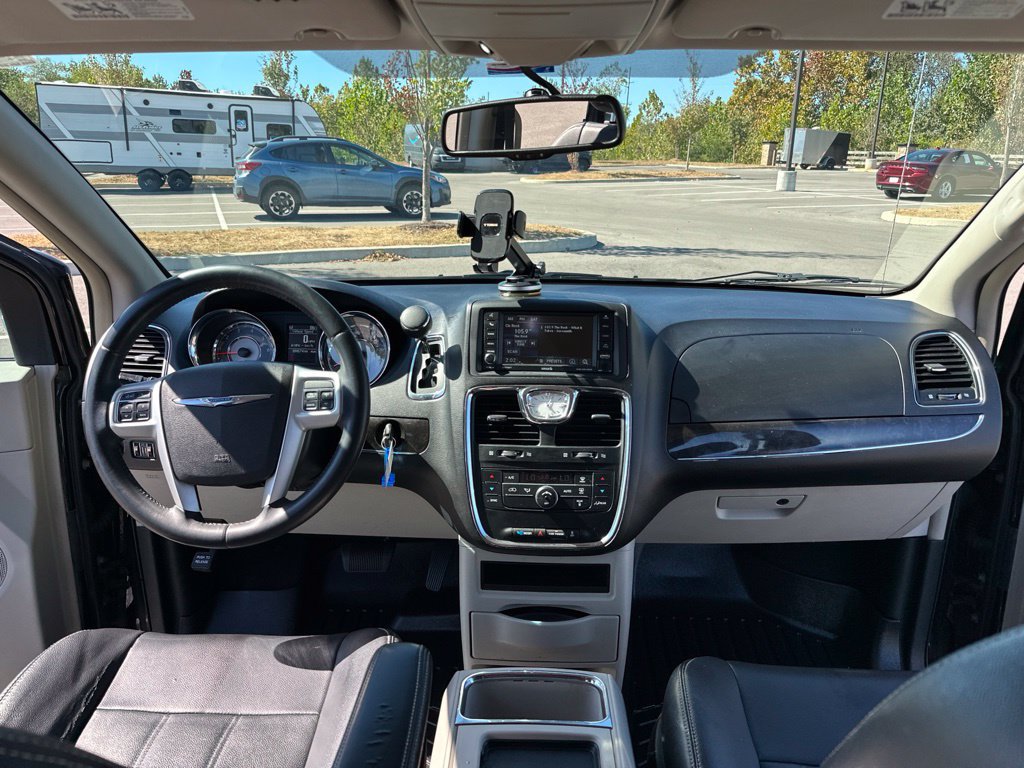 Used 2014 Chrysler Town & Country Touring FWD image 24